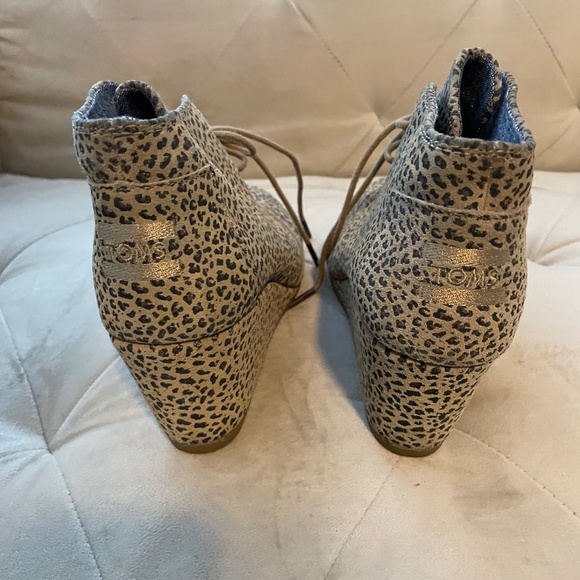 Tom’s Leopard Print Wedge - Picture 3 of 5